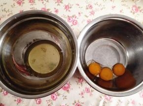 1．	蛋白与蛋黄分离，大约3个鸡蛋就差不多了，分别放在无油无水的干净盆里，