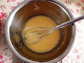 3．	加入牛奶搅拌均匀，