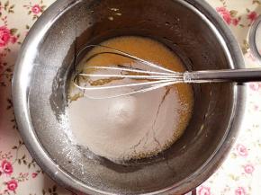 4．	筛入低筋面粉，搅拌均匀，注意不要划圈圈，否则容易出筋的，