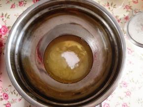 6．	蛋白中加入糖打发至硬性发泡，