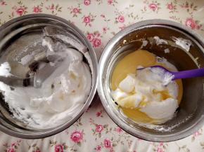 8．	取1/3的蛋白加入蛋黄糊中，翻拌均匀，