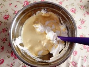 9．	再将拌好的蛋黄糊倒入蛋白中，翻拌均匀，