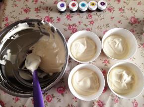 10.   将拌好的蛋糕糊平均分成5份，准备好你喜欢的五种颜色的色素