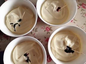 11.    用牙签挑起适量的色素，放到蛋糕糊中，