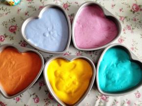 12.   拌匀后，依次倒入模具中，并震出大气泡，