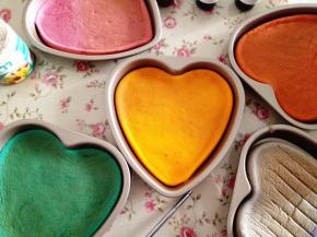 14.  出炉先震几下，再马上倒扣，晾凉，脱模，