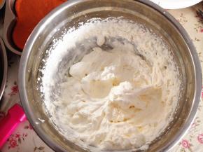 15.   淡奶油加入白砂糖，打发