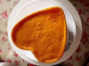 17.   再取一片蛋糕片放在上面，依次类推放上5片蛋糕片，