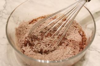 可可粉和低粉混合均匀，筛入牛奶玉米油的混合物内