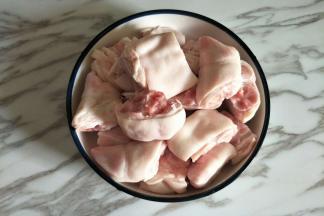 猪蹄洗净剁块 (有猪毛的要刮干净)