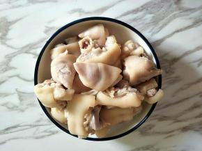 放锅里焯水，冲洗干净浮沫