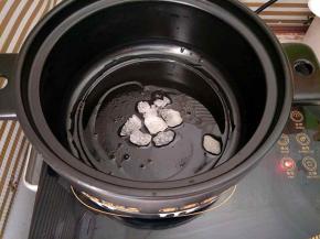 砂锅烧热倒适量油，放入冰糖小火炒糖色 (我这个是可以干烧的砂锅，普通砂锅千万不要这样做)