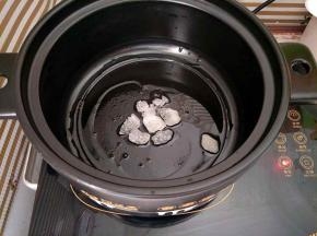 砂锅烧热倒适量油，放入冰糖小火炒糖色 (我这个是可以干烧的砂锅，普通砂锅千万不要这样做)