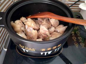 炒到冰糖化开呈金黄色的时候，下入猪蹄翻炒，均匀的裹上糖色