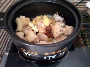 下入姜蒜、八角香叶和花椒翻炒出香味