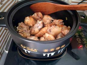 下入料酒炒一会，再加入生抽和老抽炒匀