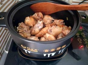 下入料酒炒一会，再加入生抽和老抽炒匀