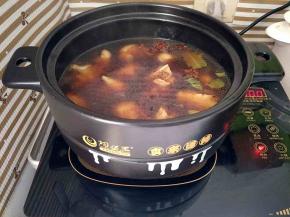 加水没过猪蹄，大火烧开