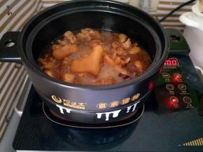 等到猪蹄软烂，大火收汁