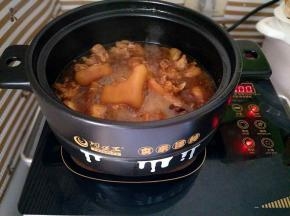 等到猪蹄软烂，大火收汁