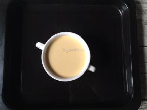 将装了奶液的容器放入