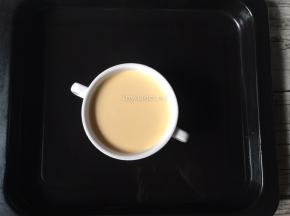 将装了奶液的容器放入