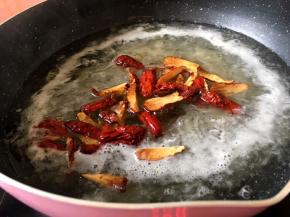 将红枣，桂圆放入锅中小火煮10分钟