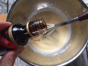 滴入两滴香草精搅拌均匀，没有的可省略