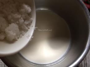 淡奶油加入细砂糖