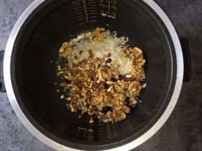加入洗净的核桃仁