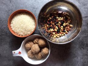所需食材:
各种豆类1杯、珍珠米1杯、核桃8个、清水适量