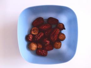 将红枣桂圆称好重量装碗备用