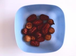 将红枣桂圆称好重量装碗备用