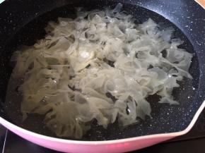 锅里放1500毫升水将泡好的银耳放入锅中