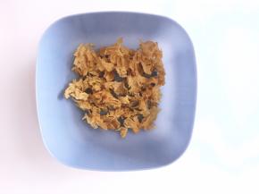 将银耳称好重量去蒂，撕小块