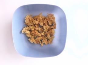 将银耳称好重量去蒂，撕小块