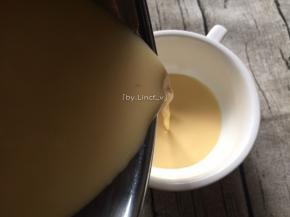 搅拌好的奶液倒入容器中