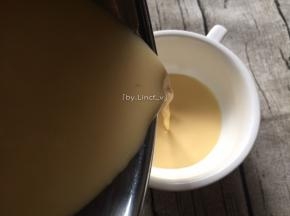 搅拌好的奶液倒入容器中