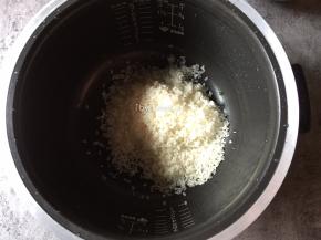 洗好的米倒入锅中