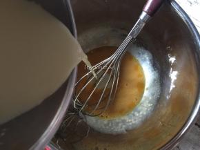 然后慢慢加入蛋黄液中，一边加一边搅拌