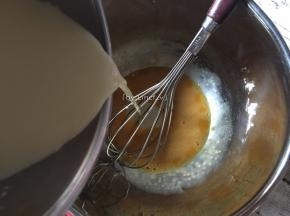 然后慢慢加入蛋黄液中，一边加一边搅拌