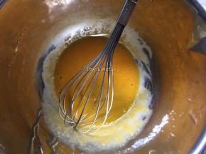 将蛋黄搅打均匀待用