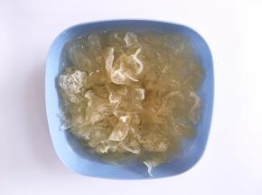 准备一碗开水放入银耳中，换俩次水泡开