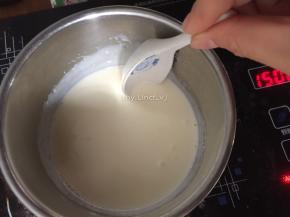 一边搅拌一边小火煮至砂糖融化即可（无须煮开）