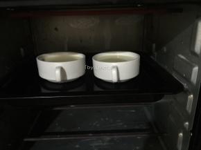 送进烤箱中层，上下火，170度约35分钟烘烤（温度与时间只供参考）。烤至表面金黄有焦面即可