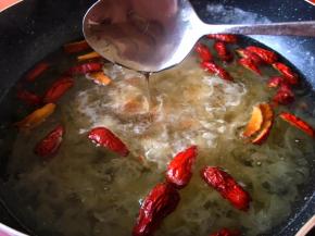 加入冰糖小火慢炖10分钟