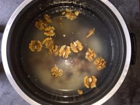 加入适量的水，开启煲煮功能