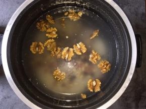 加入适量的水，开启煲煮功能