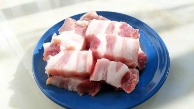 五花肉切成方形的块状。