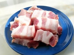 五花肉切成方形的块状。